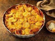 Рецепта Печено пилешко филе (гърди) с картофи, лук, майонеза и сирене моцарела на фурна